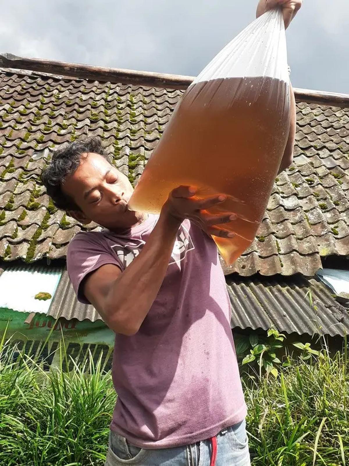 10 Potret Kocak Orang Minum Es Teh di Cuaca yang Panas Ini Bikin Tepuk Jidat