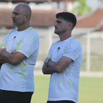 Pelatih kepala PSBS Biak di BRI Liga 1 2024/2025, Juan Esnaider. Di sampingnya ada Robertino Pugliara yang menjadi asisten pelatih. (Dok. PSBS Biak)