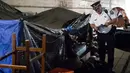Seorang petugas polisi mengusir seorang pria yang tinggal dalam tendanya di bawah jembatan di Philadelphia (30/5). Selain itu tempat yang mereka tinggali menjadikan bagian kota terlihat kotor dan kumuh. (AP Photo/Matt Rourke)