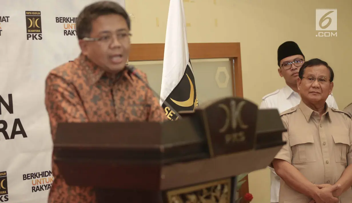 Ketum Partai Gerindra, Prabowo Subianto saat mendengarkan Presiden PKS, Sohibul Iman memberikan keterangan pers di Kantor PKS, Jakarta, Minggu (24/12). Gerindra, PAN, dan PKS, sepakat untuk berkoalisi di Pilkada Serentak. (Liputan6.com/Faizal Fanani)