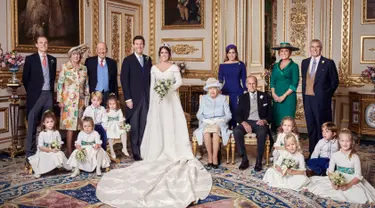 Gambar yang dirilis Istana Kensington pada 13 Oktober 2018, foto pernikahan Putri Eugenie dan Jack Brooksbank di Windsor Castle, Inggris. Putri Eugenie berfoto bersama keluarga inti dan pengiring pengantin ciliknya. (Alex Bramall/Buckingham Palace via AP)