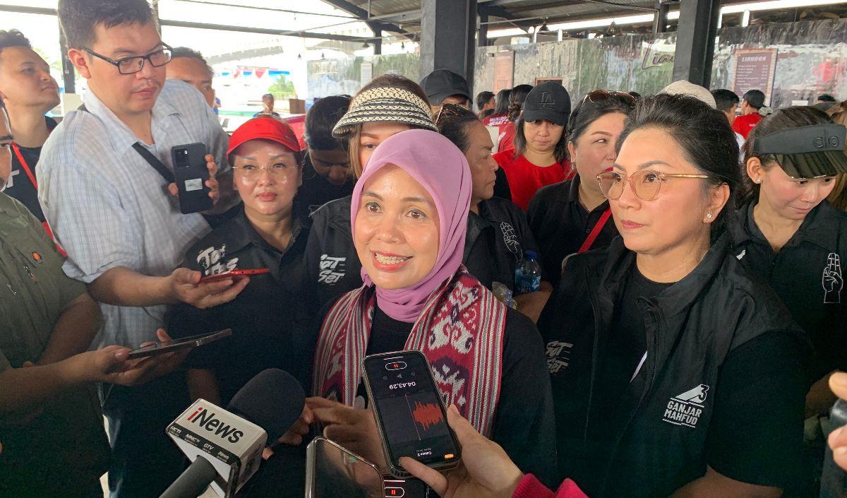 Atikoh mendengarkan secara saksama penjelasan pedagang itu.<br>