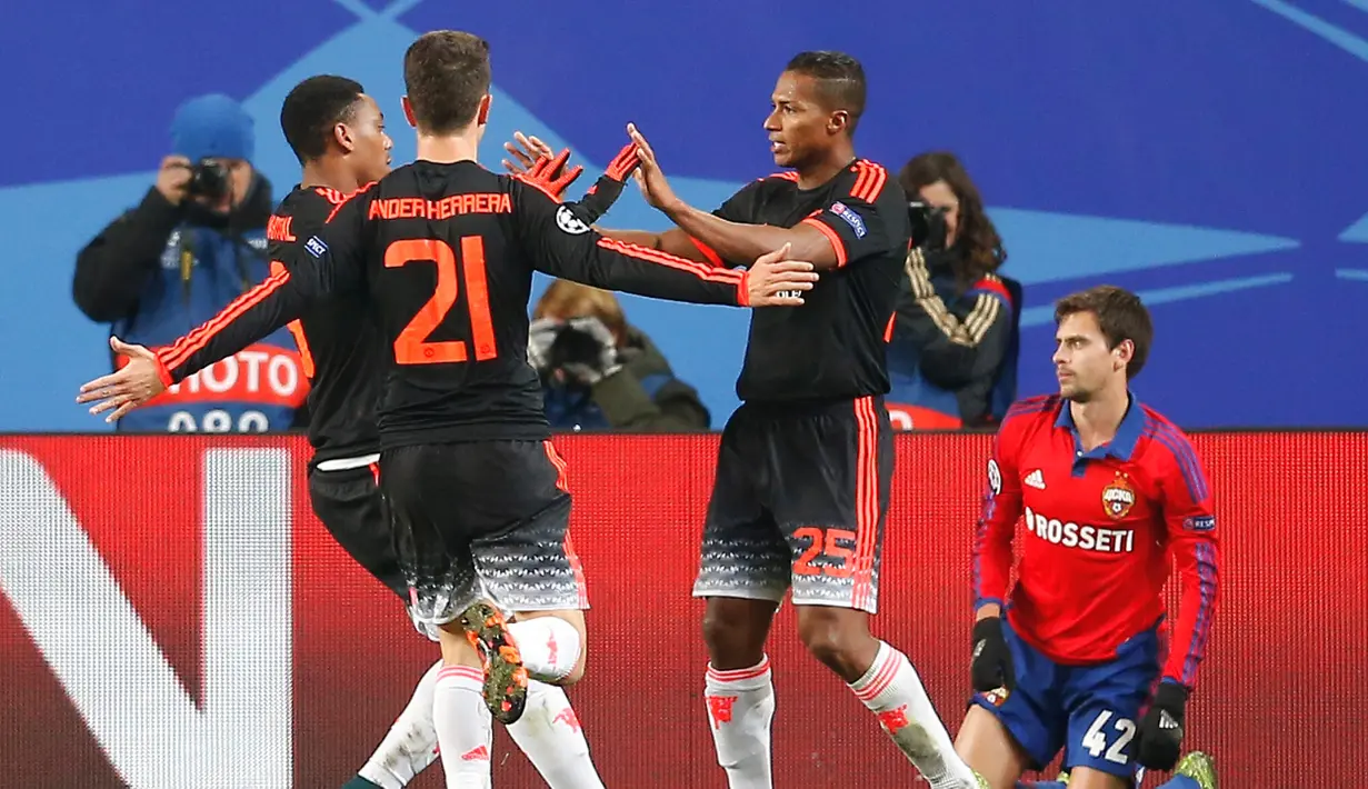 Pemain Manchester United, Anthony Martial, merayakan gol yang dicetaknya ke gawang CSKA dalam lanjutan Grup B Liga Champions di Stadion Arena Khimki, Moscow, Rusia, Kamis (22/10/2015) dini hari WIB. (EPA/Maxim Shipenkov)