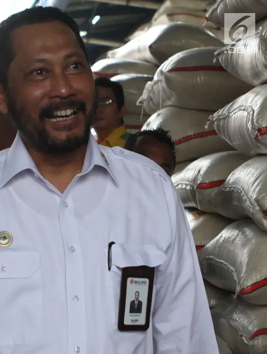Dirut Perum Bulog, Budi Waseso melakukan sidak ke Pasar Induk Beras Cipinang, Jakarta, Kamis (8/11). Budi Waseso bersama Menteri Pertanian Amran Sulaiman menyempatkan diri masuk ke gudang-gudang untuk melihat langsung stok beras. (Merdeka.com/Imam Buhori)