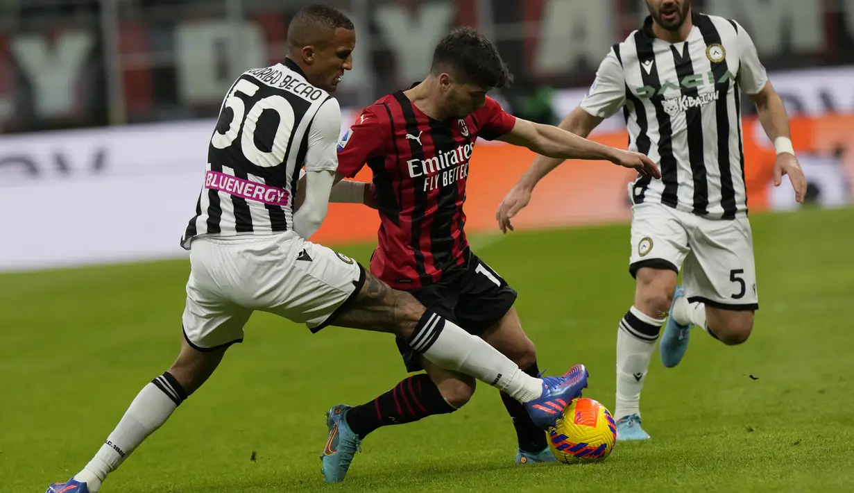 Gelandang AC Milan, Brahim Diaz  mengontrol bola dari kawalan pemain Udinese, Rodrigo Becao pada pertandingan lanjutan Liga Serie A Italia di stadion San Siro di Milan, Italia, Sabtu (26/2/2022). Dengan hasil ini, AC Milan masih berada di puncak klasemen dengan 57  poin. (AP Photo/Luca Bruno)