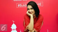 Febi Febiola tampil cantik saat mengenakan gaun merah di acara buka puasa bersama dengan salah satu produk kecantikan, Jakarta. Foto diambil pada Rabu (1/7/2015). (Liputan6.com/Panji Diksana)