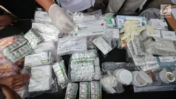 Barang bukti obat- obatan keras saat ungkap kasus di Mapolda Metro Jaya, Jakarta, Selasa (19/9). Polisi menyita 15.367 pil obat daftar G yang tidak terdaftar dari dua lokasi berbeda, yakni Tambora, Jakarta dan Babelan, Bekasi. (Liputan6.com/Faizal Fanani)