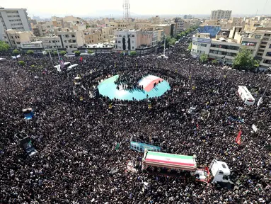 Jutaan warga Iran memenuhi ruas jalan di Teheran saat menghadiri prosesi pemakaman Presiden Ebrahim Raisi pada 22 Mei 2024. (ATTA KENARE/AFP)