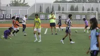 Timo Scheunemann menyuguhkan sejumlah program pelatihan muai dari lari, bola pantul, passing, overlapping, one-two, stretching, ice bath, free kick, hingga pengetahuan seputar sistem pertandingan. (dok.&nbsp;MilkLife Soccer)