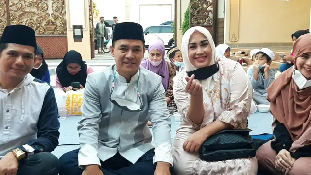 Adi Kurnia Setiadi bersama istrinya, Melinda Cinta Satu Malam (ist)