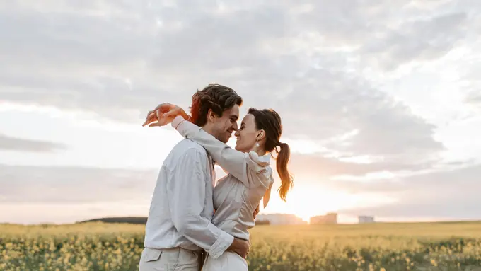 Bikin Baper! Ini 4 Zodiak yang Paling Mudah Jatuh Cinta pada Pandangan Pertama