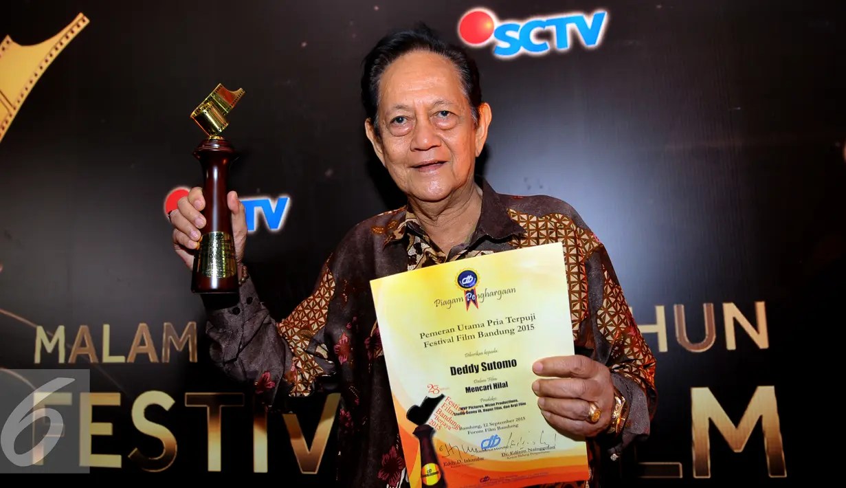 Deddy Sutomo mendapat penghargaan sebagai Pemeran Utama Pria Terpuji FFB 2015 dalam film berjudul Mencari Hilal, Bandung, Sabtu (13/9/2015). (Liputan6.com/Faisal R Syam)