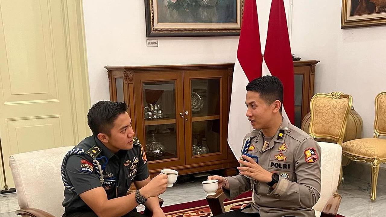 Kompol Syarif asisten ajudan Presiden Joko Widodo (Jokowi) membagikan momen kebersamaannya dengan Mayor Teddy Indra Wijaya. Sebagaimana diketahui, Mayor Teddy merupakan ajudan Menteri Pertahanan RI Prabowo Subianto. <br>