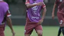 Pemain Persija Jakarta, Maman tertawa bersama rekannya saat sesi latihan jelang  Piala AFC 2018 di Lapangan ABC, Senayan, Jakarta (27/2/2018). Persija melawan Tampines Rovers pada 28 Februari 2018. (Bola.com/Nick Hanoatubun)