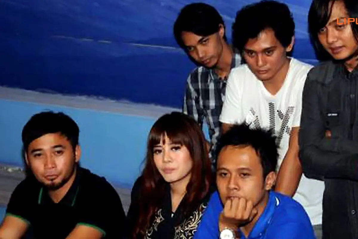 hello-band-131110b.jpg