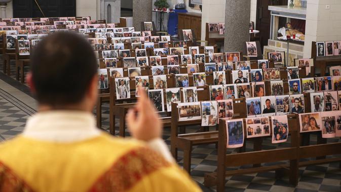 IBADAH KAMIS PUTIH ONLINE: Pastor Katolik Georges Nicoli berkhotbah saat misa Kamis Putih tanpa dihadiri jemaat di Bastia, di pulau Korsika Mediterania, Prancis (9/4/2020). Gereja Notre Dame De Lourdes di Bastia menyiarkan langsung kegiatan ibadahnya melalui Facebook. (AFP/Pascal Pochard-Casabianca)