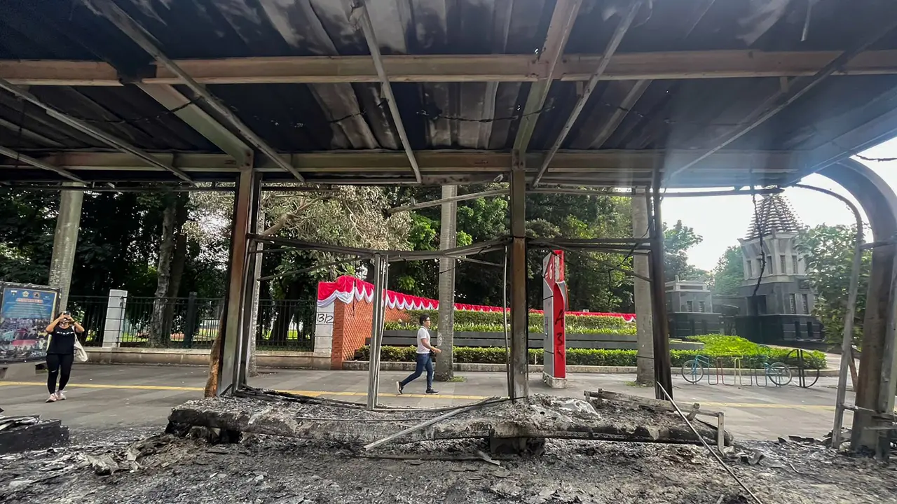 Sejumlah Halte dan Pagar Gedung DPR Rusak Imbas Aksi Massa