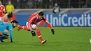 Pemain Zenit, Luis Neto (kiri) menghalau bola dari kejaran pemain Benfica, Eduardo Salvio pada leg kedua 16 besar Liga Champions di Stadion Petrovsky, St. Petersburg, Kamis (10/3/2016) dini hari WIB. (AFP/Olga Maltseva)