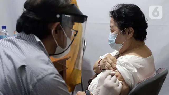 FOTO: Kecamatan Penjaringan Gelar Vaksinasi Malam