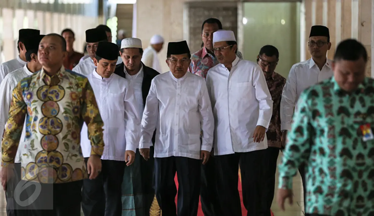 Wapres Jusuf Kalla (tengah) didampingi Ketua Komisi XI DPR Fadel Muhammad (kanan) dan MenPAN RB Yuddy Chrisnandi usai mengikuti peringatan Maulid Nabi Muhammad SAW 1437 H di Masjid Istiqlal, Jakarta, Kamis (24/12). (Liputan6.com/Faizal Fanani)