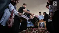 Putra kedua Ahmad Albar, Fachri Albar dan kerabat menaburkan bunga ke makam almarhum Faldy Albar di TPU Tanah Kusir, Jakarta, Kamis (30/8). Diketahui, Faldy Albar meninggal pada usia 36 tahun di Rumah Sakit Abdi Waluyo. (Liputan6.com/Faizal Fanani)