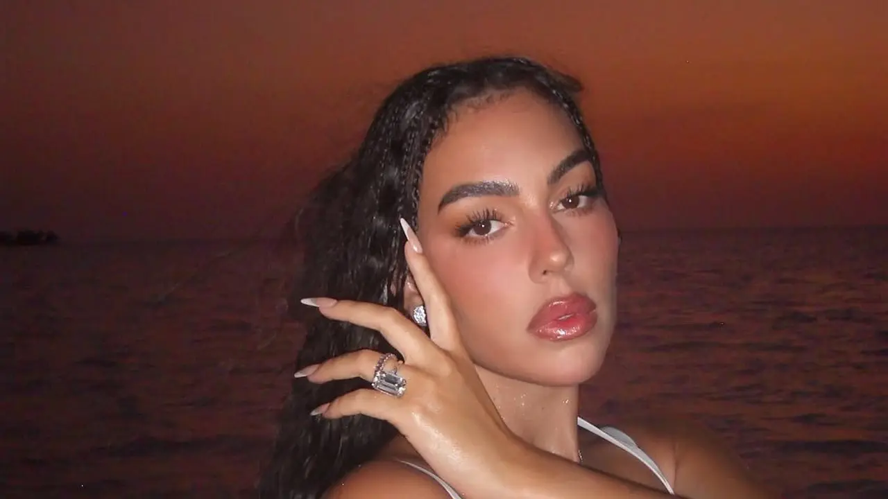 Georgina Rodriguez dengan Gaya Athleisure sambil pamer cincin dari Ronaldo