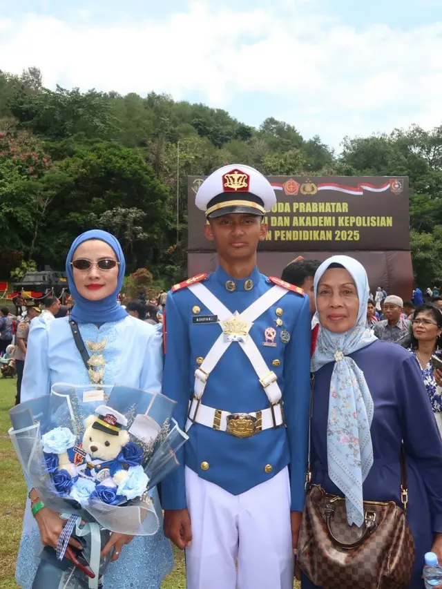 6 Potret Kebaya Brokat Ade Maya di Wisuda Dhofin, Anggun Dampingi Sang Putra