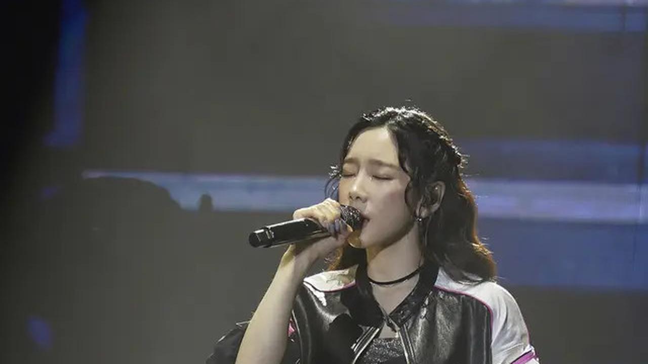 6 Potret Kostum Panggung Taeyeon di Konser The Tense di Jakarta, Menawan dalam Beragam Konsep