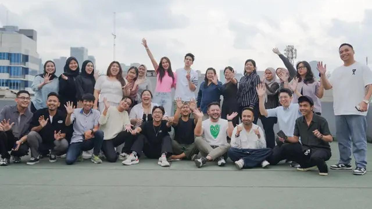 Model Kaus Pink Cantik Luna Maya, Jadi Simpel Berkelas Tanpa Effort Berlebihan