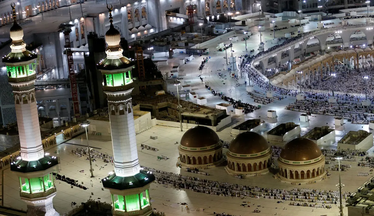Pandangan udara saat jutaan calon jemaah haji memadati Masjidil Haram, Makkah, Sabtu (10/9). Jemaah haji dari seluruh dunia mulai bergerak menuju Padang Arafah untuk mengikuti puncak ibadah haji wukuf. (REUTERS/Ahmed Jadallah)