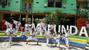 Sejumlah anak yang mengenakan pakaian Karate berspose saat mengikuti Sport Festival Marunda 'Mengejar Mimpi' di Rusunawa Marunda, Jakarta, Minggu (5/3). (Liputan6.com/Helmi Afandi)