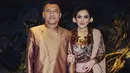 Ini adalah momen Tedak Siten cucu dari anak sambungnya, Aurel. Tampil serasi dengan sang suami, Ashanty mengenakan kebaya beludru bermotif flora yang super cantik berwarna cokelat, yang serasi dengan kain batik dan selendangnya. [Foto: Instagram/ashanty_ash]