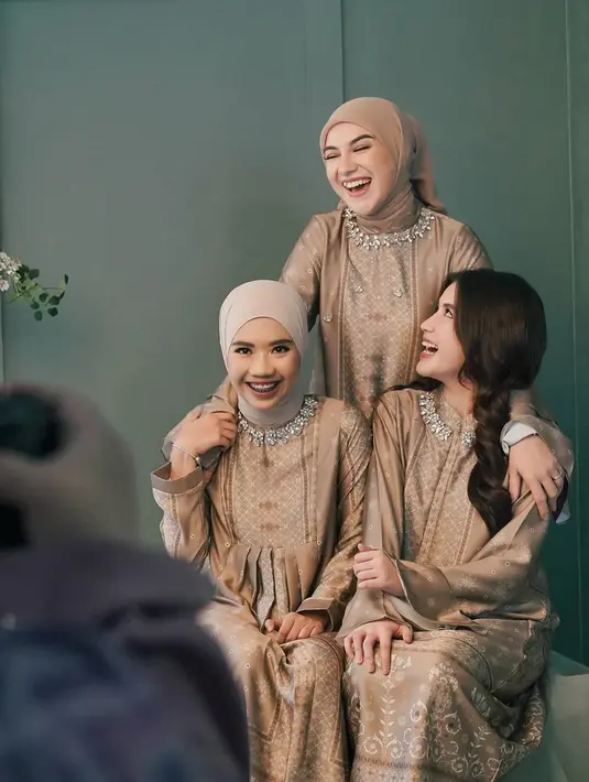 Seperti di potret ini, di mana Irish Bella dan kedua putrinya kenakan busana muslim sarimbit [@_irishbella_]