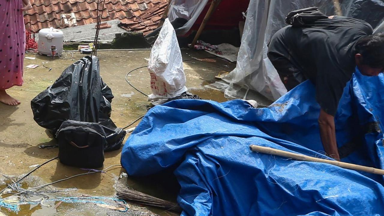 FOTO: Antisipasi Banjir Musiman, Warga Pejaten Timur Dirikan Tenda Darurat di Atas Rumah