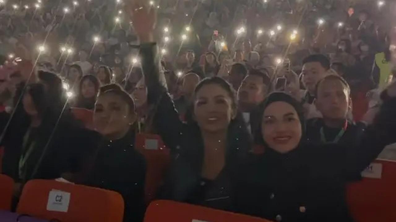 Potret Kris Dayanti Nonton Konser Mariah Carey di Sentul, Kompak Bareng Anak-Anak