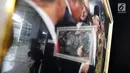 Pengunjung melihat pameran Foto Wartawan Parlemen bertema DPR Zaman Now di Komplek Parlemen, Senayan, Jakarta, Kamis (29/8/2019). Pameran ini dalam rangka memperingati HUT DPR ke 74. Jumlah Foto yang dipamerkan sebanyak 101 Karya Foto dari 30 pewarta Foto Parlemen. (Liputan6.com/Johan Tallo)