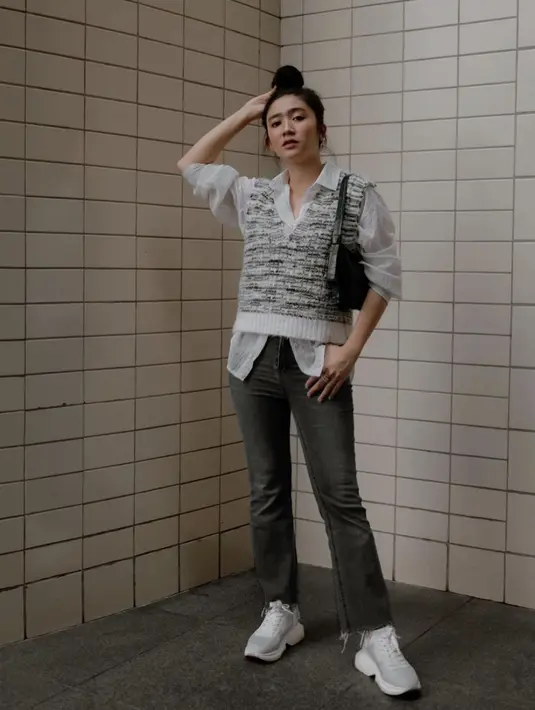 Febby Rastanty juga tampil dengan outfit kasual yang bisa jadi inspirasi untuk ke TPS. Optimasi kemeja dengan vest untuk hadirkan gaya penuh pernyataan. [Foto: Instagram. Febby Rastanty]