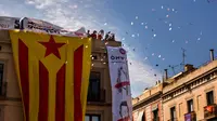 Demonstran melemparkan surat suara referendum kemerdekaan Catalonia di Barcelona, Spanyol, pada Minggu 1 Oktober 2017. (AP)
