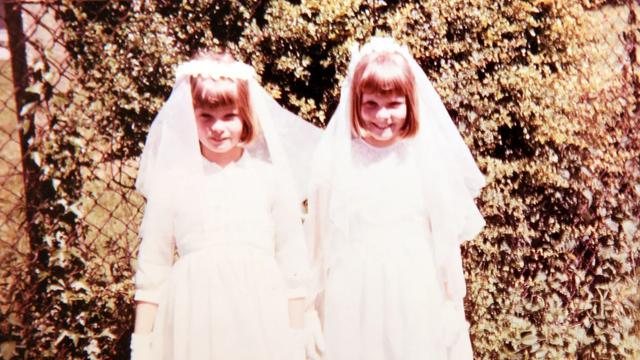 Potret Kembar Identik yang Kenakan Pakaian Serasi Selama 23 Tahun