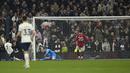 Pemain Tottenham Hotspur, Son Heung-min (kiri) mencetak gol penyeimbang 2-2 pada laga pekan ke-33 Liga Inggris 2022/2023 di Tottenham Hotspur Stadium, London, Jumat (28/04/2023) WIB. (AP Photo/Alastair Grant)