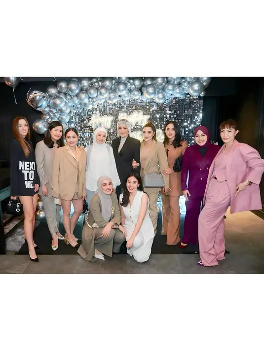 <p>Nia Ramadhani tampil fearless mengenakan blazer dengan aksen tulisan &ldquo;Next To Me&rdquo;. ia memadukan blazer-nya dengan short pants, pump heels, dan small lady d-joy bag Dior serba hitamnya. [@mrsayudewi/@ashanty_ash/@titi_kamall]</p>