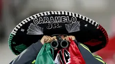 Suporter di Copa America 2015 berdandan dengan unik menggunakan topi sombrero khas Meksiko. (EPA/Felipe Trueba)