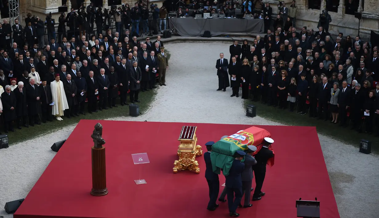 Ratusan orang menghadiri upacara pemakaman mendiang Presiden Portugal, Mario Soares di Lisbon, Portugal (10/1). Soares menjabat sebagai Presiden Portugal sejak 1986 hingga 1996. (AFP/Patricia De Melo Moreira)