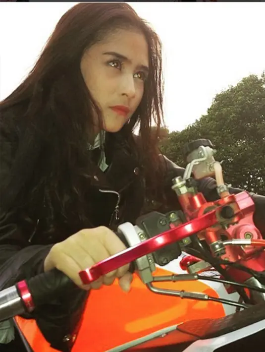 'Kalau yang sebelumnya aku kan menye-menye suka bawa bedak kemana- mana, kalo sekarang bawanya motor. Ya beda banget lah,' ungkap Prilly Latuconsia. (Via Instagram/@Prillylatucosina96)