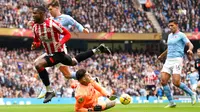 Penjaga gawang Manchester City Ederson menyelamatkan upaya untuk mencetak gol dari pemain Brentford Frank Onyeka pada pertandingan sepak bola Liga Inggris di Etihad Stadium, Manchester, Inggris, 12 November 2022. Manchester City kalah 1-2 dari Brentford. (AP Photo/Dave Thompson)