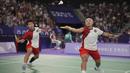 <p>Pemain ganda putri Indonesia, Apriyani Rahayu (kanan) berusaha mengembalikan bola saat menghadapi wakil China, Chen Qingchen/Jia Yifan pada laga kedua Grup A nomor ganda putri cabor bulu tangkis Olimpiade Paris 2024 di Porte de la Chapelle Arena, Prancis, Minggu (28/7/2024). (AP Photo/Dita Alangkara)</p>