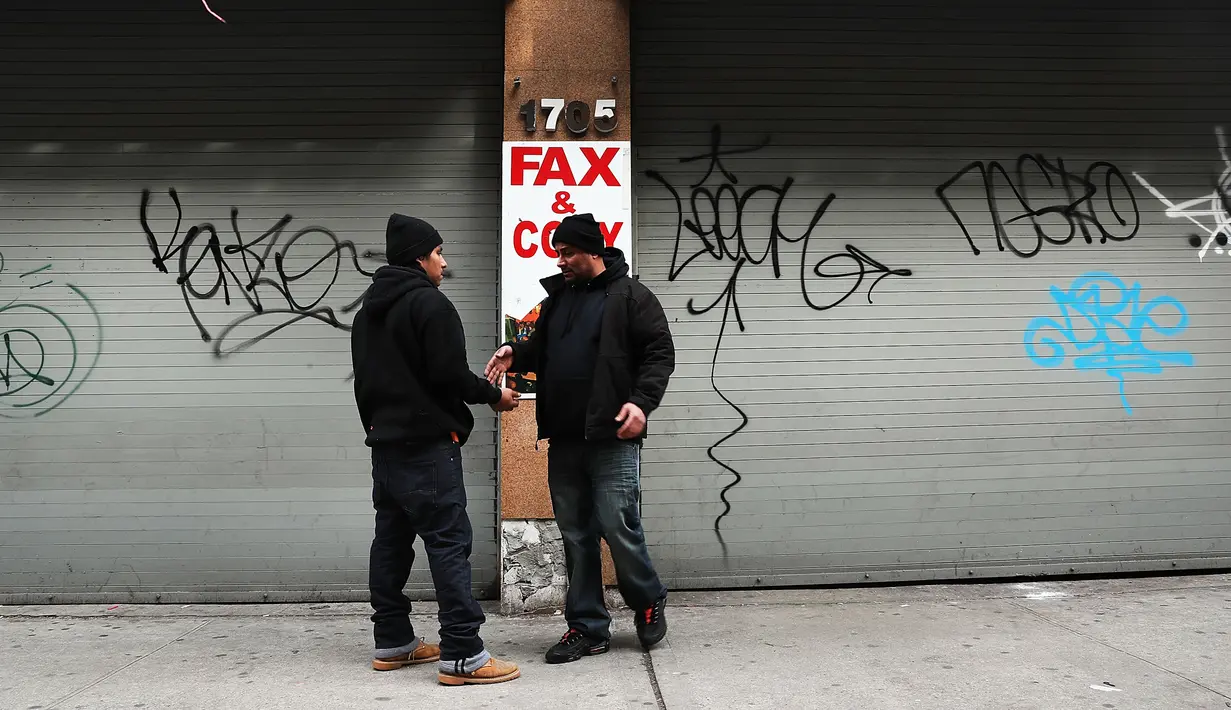 Pria Yaman pemilik toko Hafad menutup toko kelontongnya di Brooklyn borough New York City, Kamis (2/1). Ribuan pemilik toko kelontong telah menutup tokonya untuk memprotes perintah eksekutif Donald Trump. (Spencer Paltt/GETTY IMAGES NORTH AMERICA/AFP)