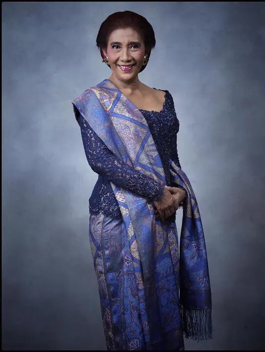 Dipotret Darwis Triadi, Susi Pudjiastuti tampil keibuan kenakan kebaya brukat berwarna biru gelap. Dipadukan dengan kain Batik sutera sebagai bawahan dan selendang. [@susipudjiastuti115]