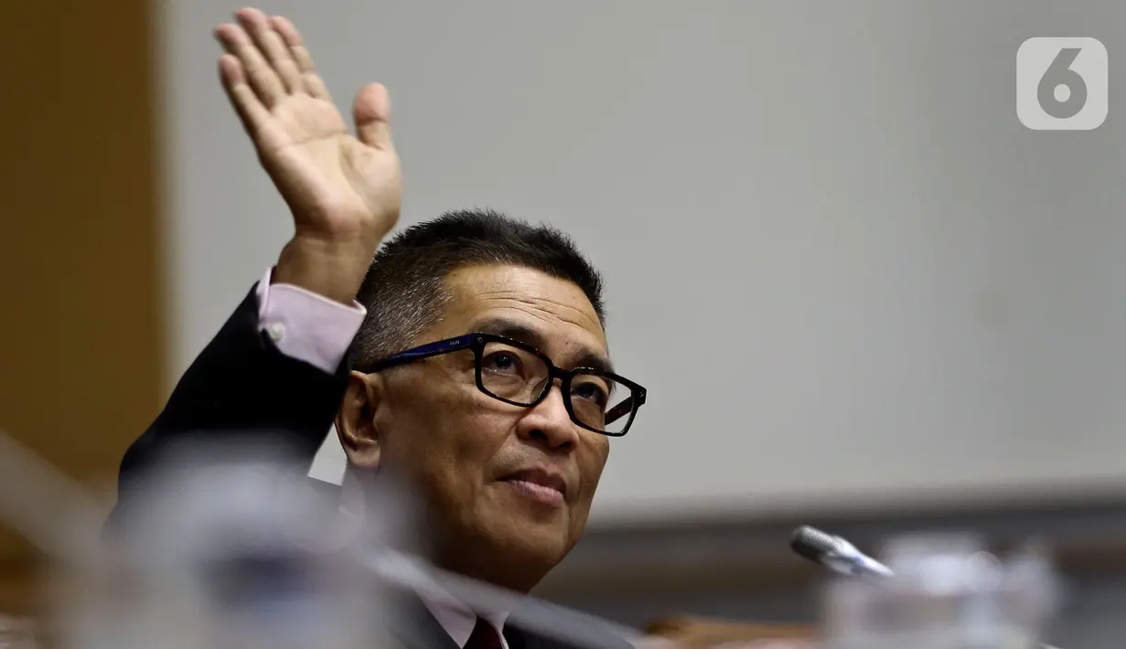 Mantan Dirut TVRI Helmy Yahya melambaikan tangan saat Rapat Dengar Pendapat Umum dengan Komisi I DPR di Kompleks Parlemen, Jakarta, Selasa (28/1/2020). Setelah memanggil Dewan Pengawas dan Direksi TVRI, Komisi I DPR mendengarkan penjelasan Helmi Yahya terkait pemecatannya. (Liputan6.com/Johan Tallo)