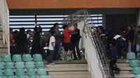Kerusuhan oknum suporter Persija Jakarta dengan Ultras Persikabo Curva Sud (UPCS) terjadi setelah pertandingan di Stadion Pakansari, Cibinong, Selasa (16/7/2019). (Bola.com/Yoppy Renato)
